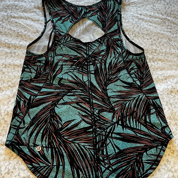 Lululemon, patterned tank size 6 - Picture 2 of 6